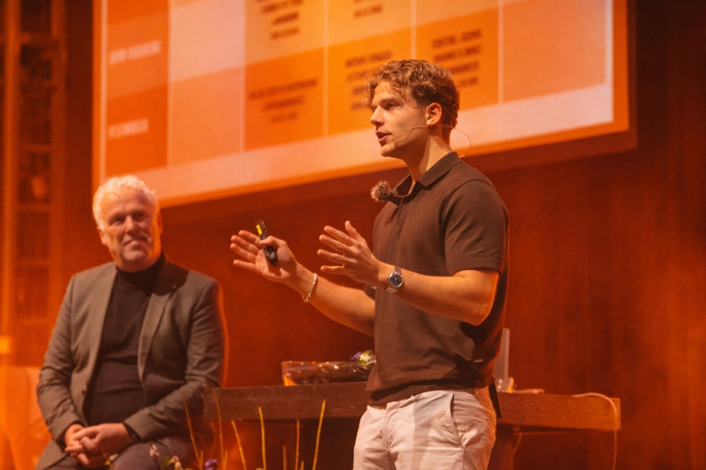 Presentatie op het podium met scherm op de achtergrond